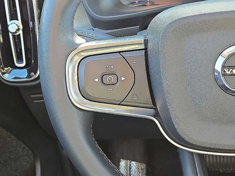 Volvo XC40 Core, B5 AWD Gas (mild hybrid), Gasoline, Bright