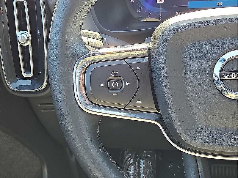 Volvo  XC40 Core, B5 AWD Gas (mild hybrid), Gasoline, Bright