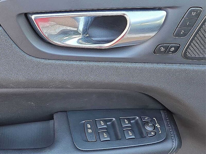 Volvo XC60 Plus, B5 AWD, Mild Hybrid, Dark