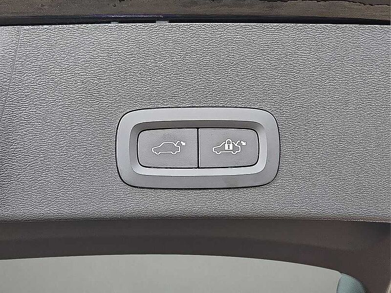 Volvo  XC40 Plus, B5 AWD Gas (mild hybrid), Gasoline, Dark
