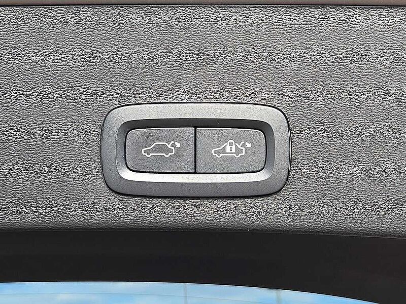 Volvo  XC40 Core, B5 AWD Gas (mild hybrid), Gasoline, Bright