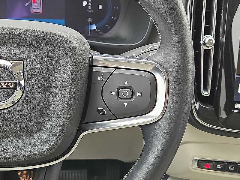 Volvo  XC40 Plus, B5 AWD Gas (mild hybrid), Gasoline, Bright