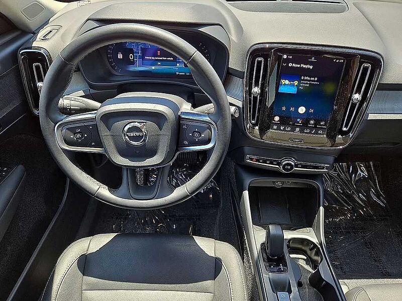 Volvo  XC40 Core, B5 AWD Gas (mild hybrid), Gasoline, Bright