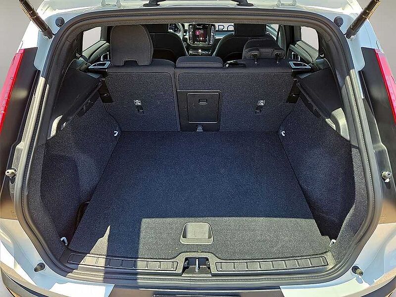 Volvo  XC40 Core, B5 AWD Gas (mild hybrid), Gasoline, Bright