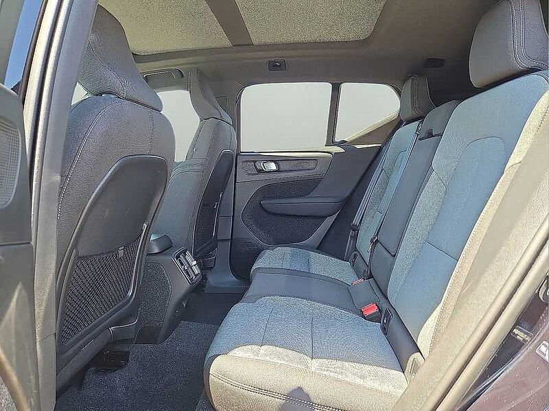 Volvo  XC40 Core, B5 AWD Gas (mild hybrid), Gasoline, Bright