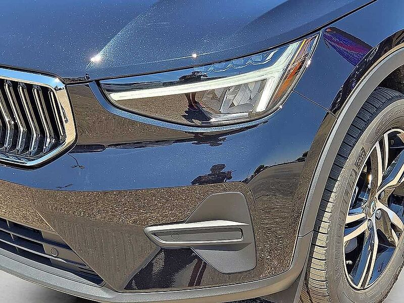 Volvo  XC40 Core, B5 AWD Gas (mild hybrid), Gasoline, Bright