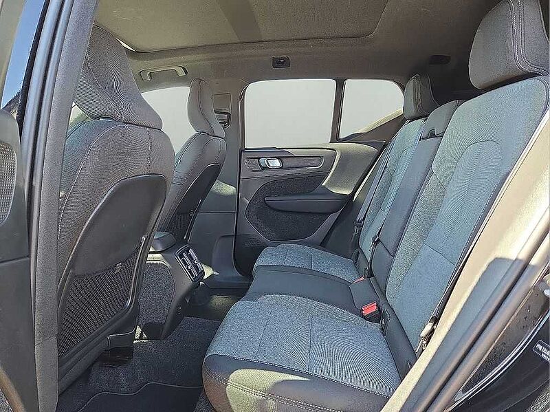 Volvo  XC40 Core, B5 AWD Gas (mild hybrid), Gasoline, Bright