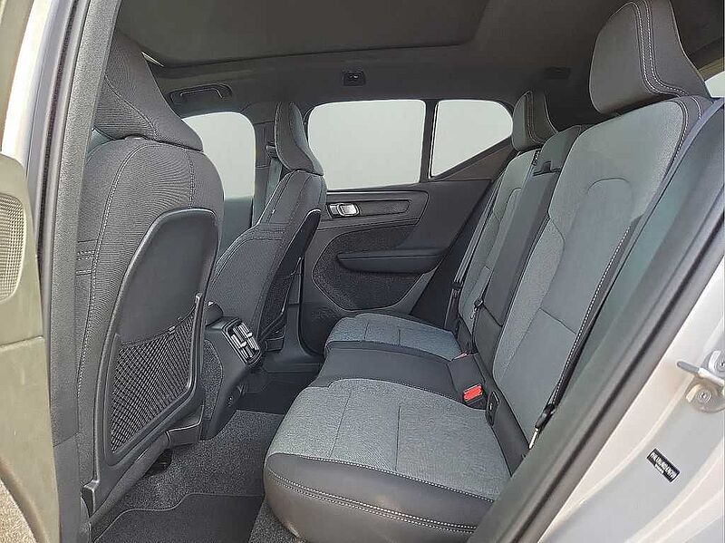 Volvo  XC40 Core, B5 AWD Gas (mild hybrid), Gasoline, Bright
