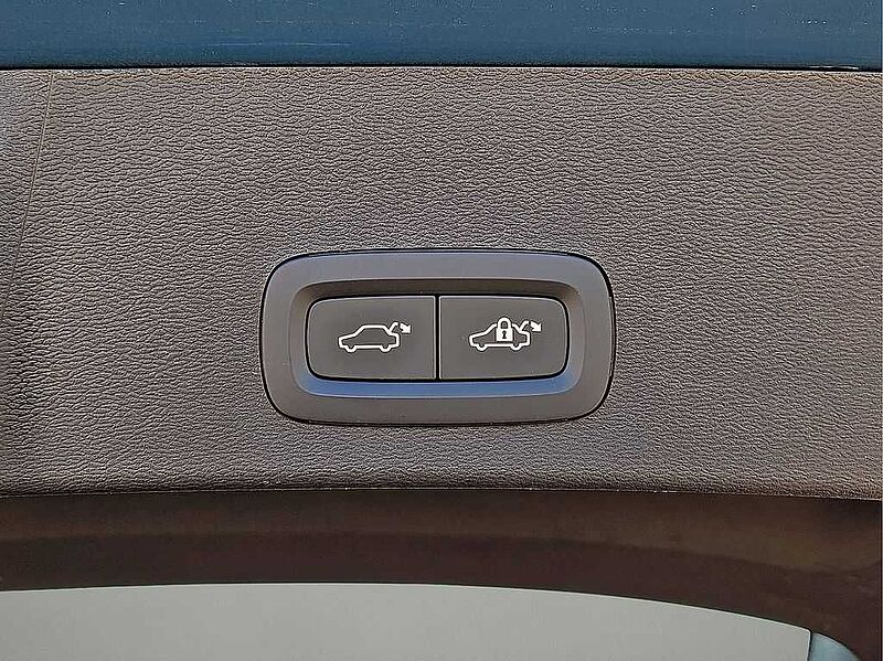 Volvo XC40 Core, B5 AWD Gas (mild hybrid), Gasoline, Bright