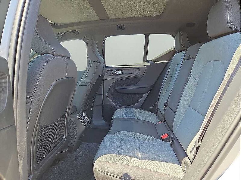 Volvo  XC40 Core, B5 AWD Gas (mild hybrid), Gasoline, Bright