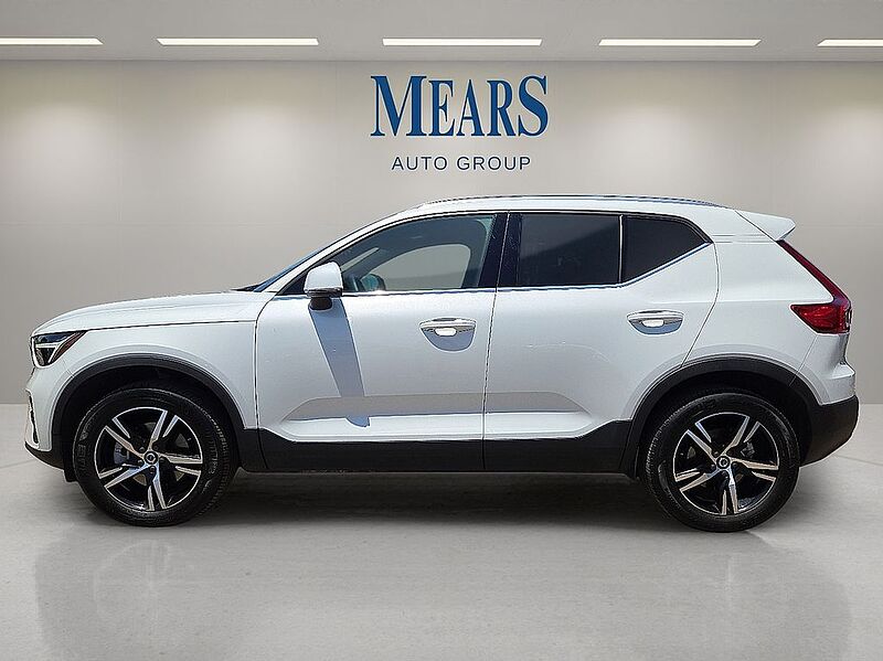 Volvo  XC40 Core, B5 AWD Gas (mild hybrid), Gasoline, Bright
