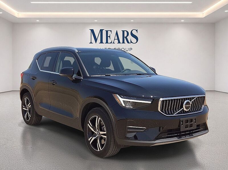 Volvo  XC40 Core, B5 AWD Gas (mild hybrid), Gasoline, Bright