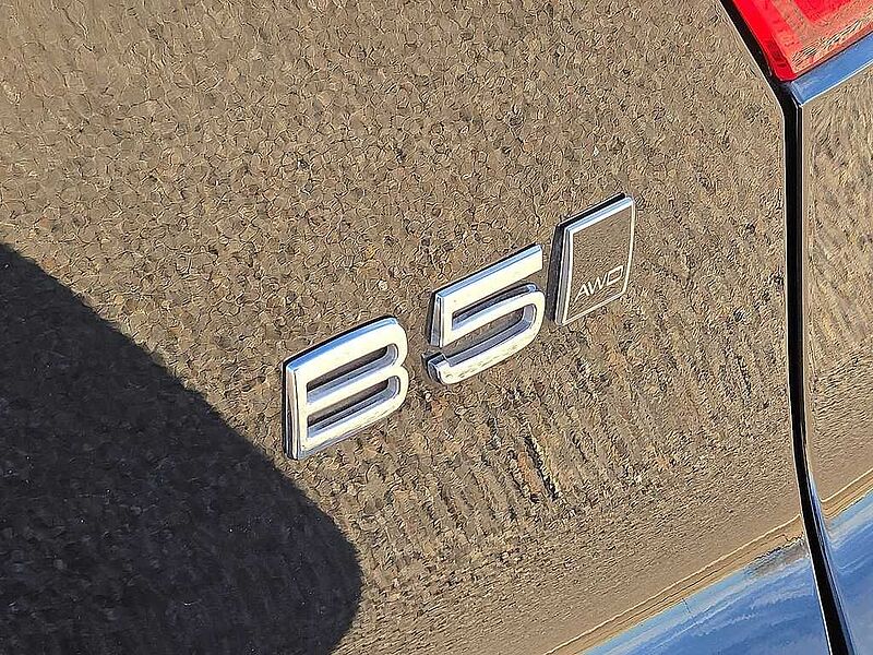 Volvo XC40 Core, B5 AWD Gas (mild hybrid), Gasoline, Bright