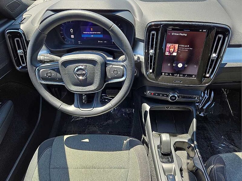 Volvo  XC40 Core, B5 AWD Gas (mild hybrid), Gasoline, Bright