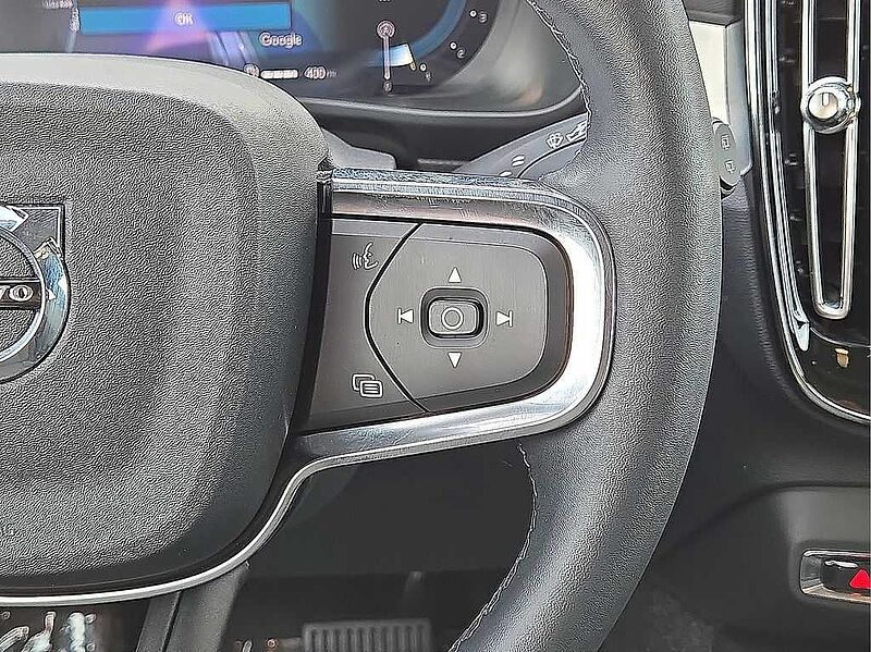 Volvo  XC40 Core, B5 AWD Gas (mild hybrid), Gasoline, Bright