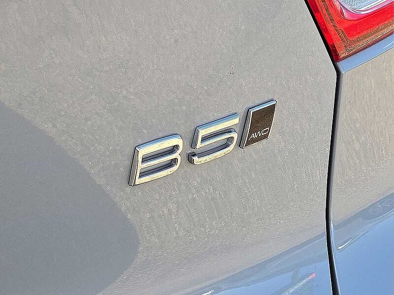 Volvo  XC40 Core, B5 AWD Gas (mild hybrid), Gasoline, Bright