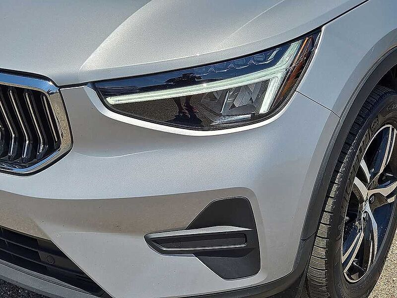 Volvo  XC40 Core, B5 AWD Gas (mild hybrid), Gasoline, Bright