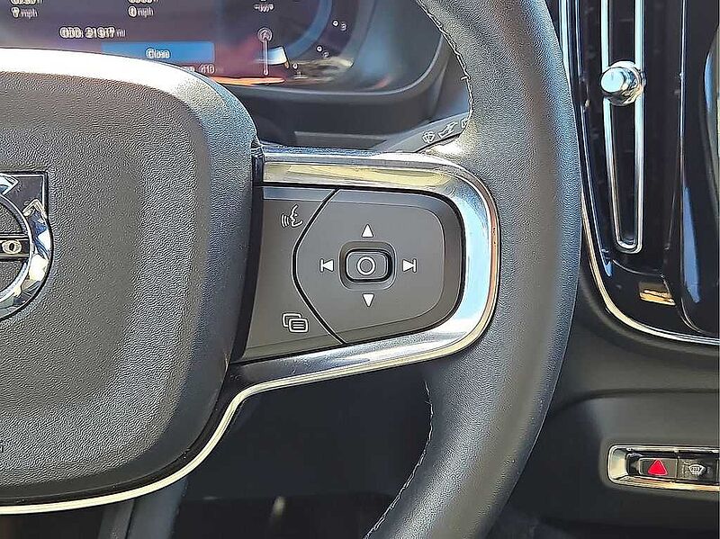 Volvo  XC40 Core, B5 AWD Gas (mild hybrid), Gasoline, Bright
