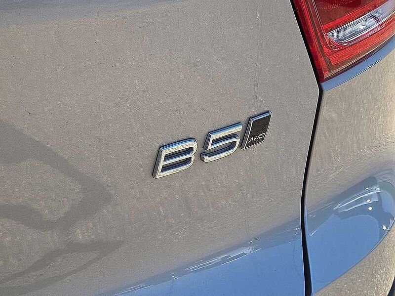 Volvo  XC40 Core, B5 AWD Gas (mild hybrid), Gasoline, Bright