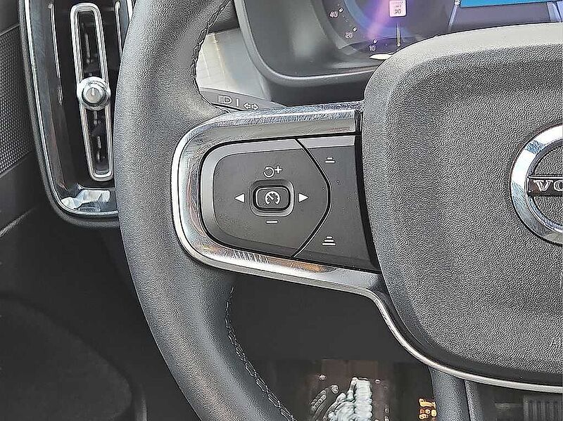 Volvo  XC40 Core, B5 AWD Gas (mild hybrid), Gasoline, Bright