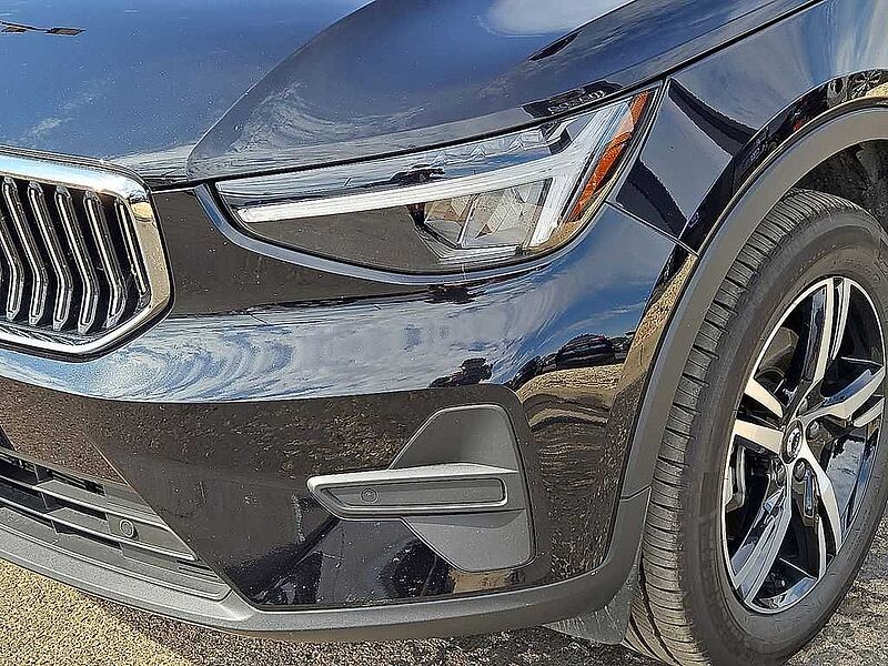 Volvo  XC40 Core, B5 AWD Gas (mild hybrid), Gasoline, Bright