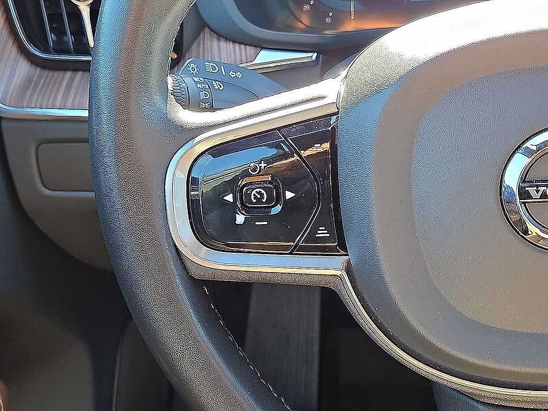 Volvo  XC60 Plus, B5 FWD, Mild Hybrid, Bright
