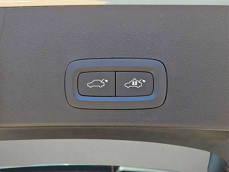 Volvo  XC40 Core, B5 AWD Gas (mild hybrid), Gasoline, Bright