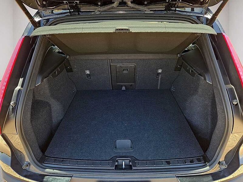 Volvo  XC40 Core, B5 AWD Gas (mild hybrid), Gasoline, Bright