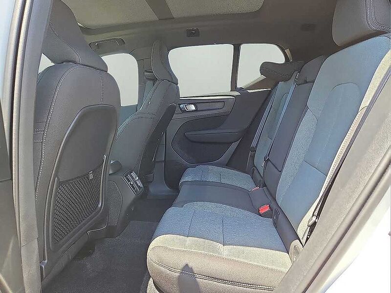 Volvo  XC40 Core, B5 AWD Gas (mild hybrid), Gasoline, Bright
