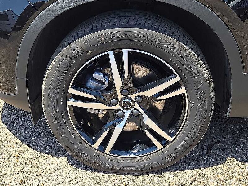 Volvo  XC40 Core, B5 AWD Gas (mild hybrid), Gasoline, Bright