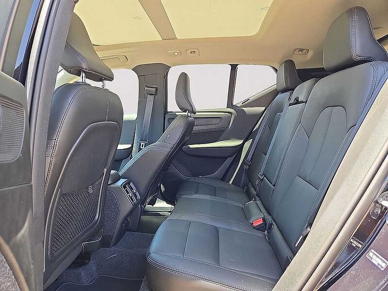 Volvo  XC40 Core, B5 AWD Gas (mild hybrid), Gasoline, Bright