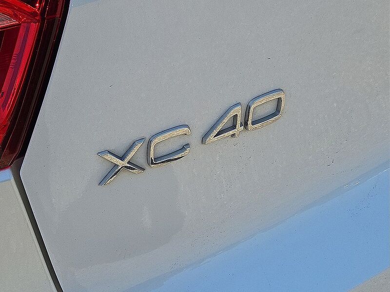Volvo  XC40 Core, B5 AWD Gas (mild hybrid), Gasoline, Bright