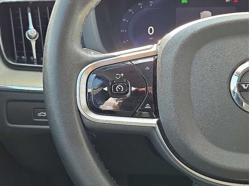 Volvo  XC60 Plus, B5 AWD Gas (mild hybrid), Gasoline, Dark