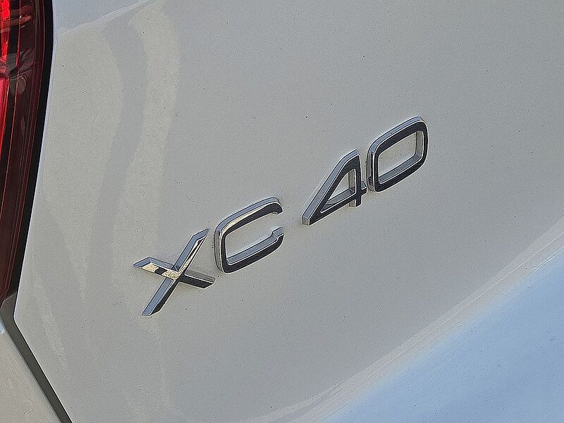 Volvo XC40 Core, B5 AWD Gas (mild hybrid), Gasoline, Bright