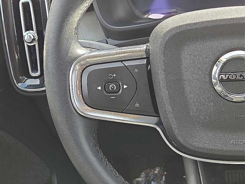 Volvo  XC40 Core, B5 AWD Gas (mild hybrid), Gasoline, Bright