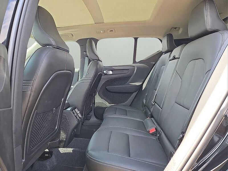 Volvo  XC40 Core, B5 AWD Gas (mild hybrid), Gasoline, Bright