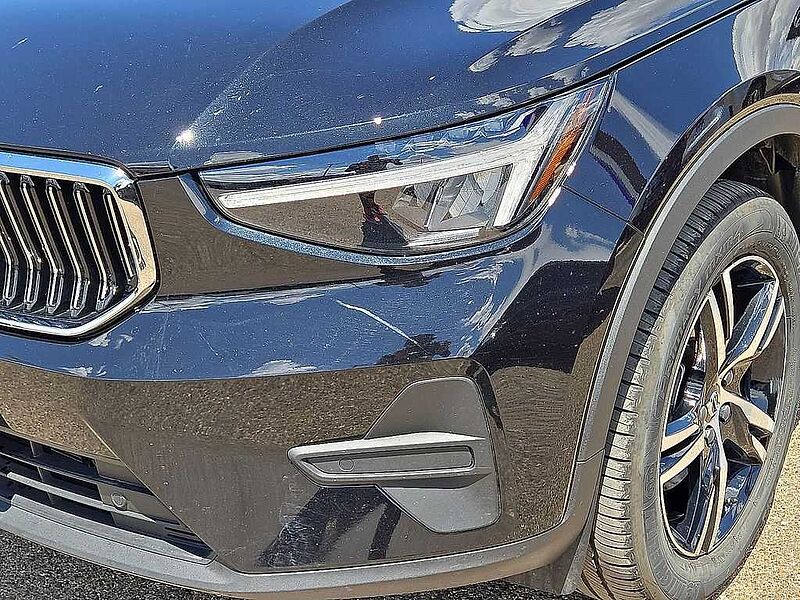 Volvo  XC40 Core, B5 AWD Gas (mild hybrid), Gasoline, Bright