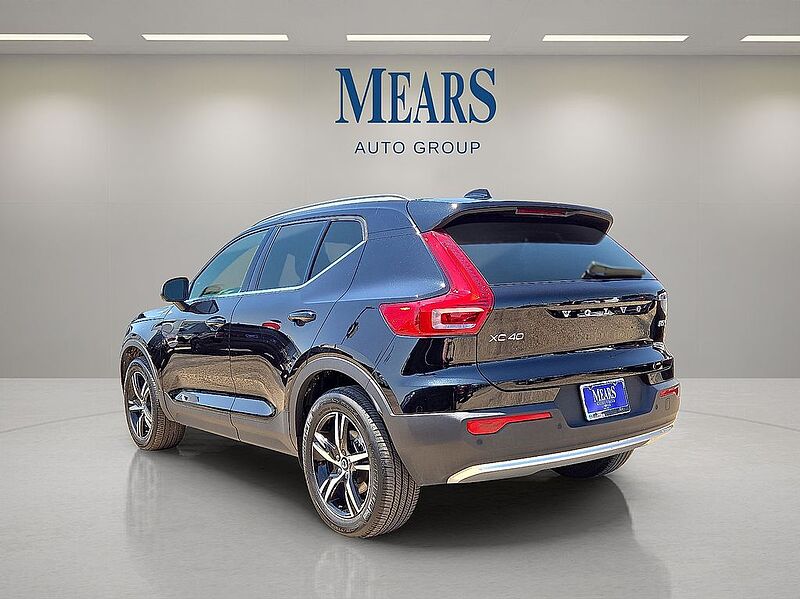 Volvo  XC40 Core, B5 AWD Gas (mild hybrid), Gasoline, Bright