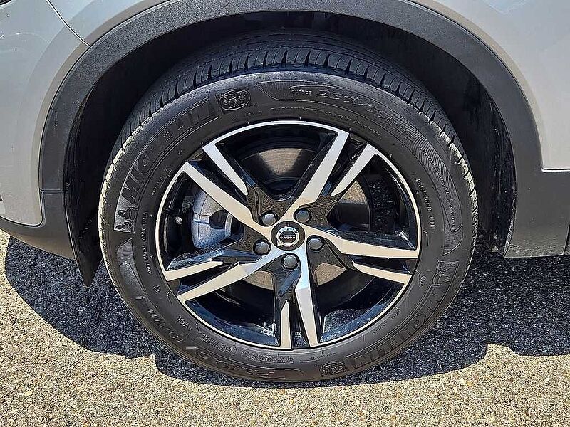 Volvo  XC40 Core, B5 AWD Gas (mild hybrid), Gasoline, Bright