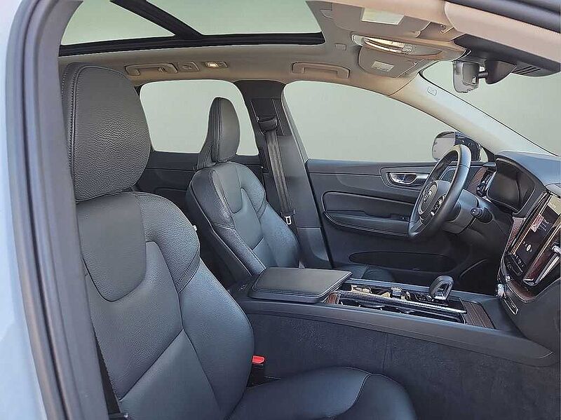 Volvo XC60 Plus, B5 AWD, Mild Hybrid, Dark