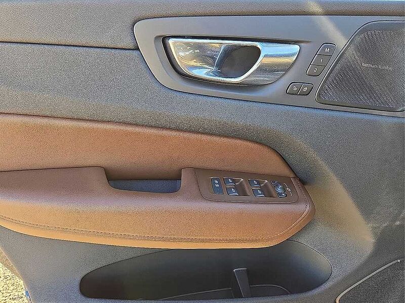 Volvo XC60 Plus, B5 FWD, Mild Hybrid, Bright