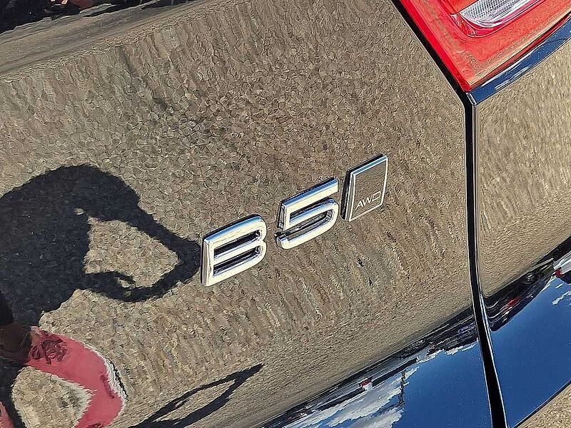 Volvo  XC40 Core, B5 AWD Gas (mild hybrid), Gasoline, Bright