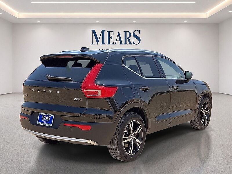 Volvo  XC40 Core, B5 AWD Gas (mild hybrid), Gasoline, Bright
