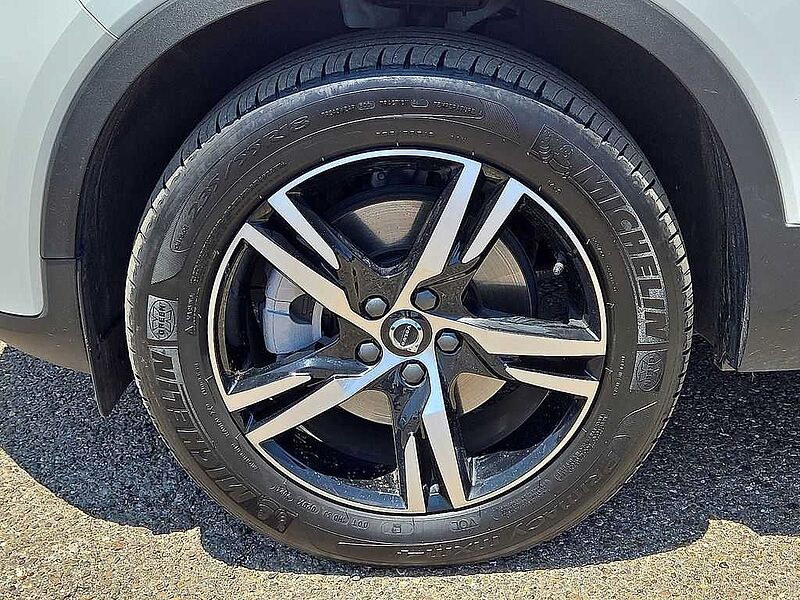 Volvo  XC40 Core, B5 AWD Gas (mild hybrid), Gasoline, Bright