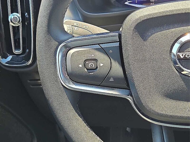 Volvo  XC40 Core, B5 AWD Gas (mild hybrid), Gasoline, Bright