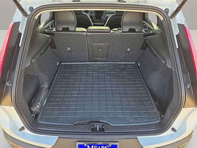 Volvo XC40 Core, B5 AWD Gas (mild hybrid), Gasoline, Bright