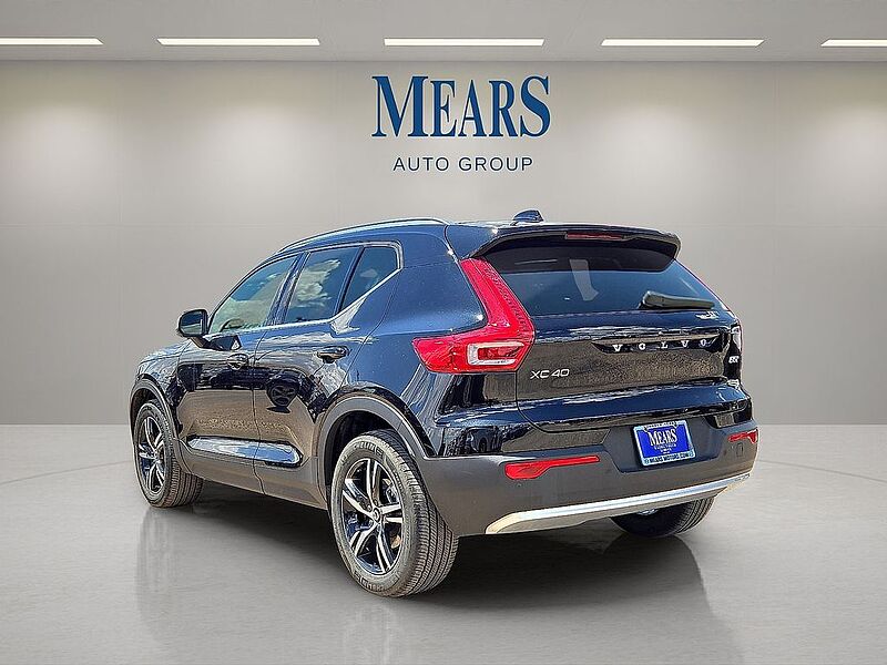 Volvo  XC40 Core, B5 AWD Gas (mild hybrid), Gasoline, Bright