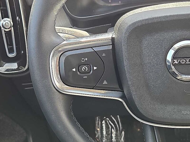 Volvo  XC40 Plus, B5 AWD, Mild Hybrid, Dark