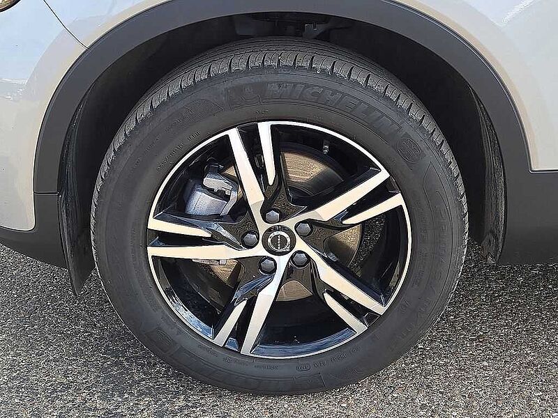 Volvo  XC40 Core, B5 AWD Gas (mild hybrid), Gasoline, Bright
