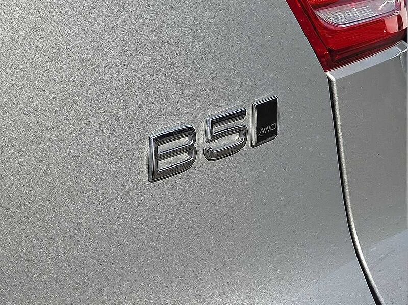 Volvo  XC40 Core, B5 AWD Gas (mild hybrid), Gasoline, Bright